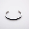 Minimalistische roestvrijstalen C-vormige armband met zwart mesh-inleg op witte achtergrond - Zwart