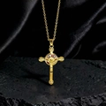 Collana con ciondolo a croce dorata con zirconi colorati su sfondo scuro materico - Stile N1 Oro Multicolore