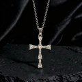 Collana croce d'argento con zirconi scintillanti su sfondo di pietra nera - Stile O1 Argento Bianco