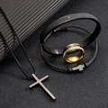 Detalle de collar de cruz, brazaletes y anillo de acero inoxidable negro mate - Juego Collar Pulsera Anillo (Negro) / Juego Negro