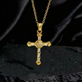 Collana con croce dorata e pietre di zircone con perle su sfondo nero di classe - Stile Q1 Oro Bianco