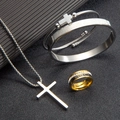 Vista macro de conjunto de joyas religiosas de acero con grabados y anillo de números romanos - Juego Collar Pulsera Anillo (Tono Plateado) / Conjunto Color Acero
