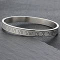 Brazalete minimalista de acero inoxidable con números romanos grabados y acabado plata mate - Brazalete con bisagra / Números Romanos Plata