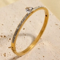 Bracciale a cerniera in acciaio al titanio dorato con grande zircone e pavé di diamanti - Oro