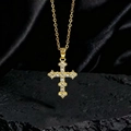 Collana con ciondolo a croce dorata con zirconi bianchi incastonati in stile barocco - Stile B2 Oro Bianco