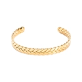 Dettaglio della trama a spiga di grano su questo bracciale rigido in acciaio dorato - Oro