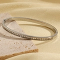 Bracciale rigido in argento con fila di zirconi quadrati, gioiello minimalista - Color Acciaio