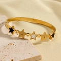 Bracciale rigido in acciaio dorato con stelle in smalto bianco e nero e chiusura - Oro