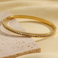 Elegante bracciale placcato oro con zirconi quadrati incastonati su seta e pietra - Oro