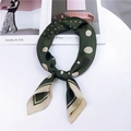 Pañuelo de seda verde oscuro con lunares beige y elegante nudo decorativo para mujer - Verde
