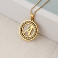 Collar de acero dorado con letra A y colgante circular con circonitas blancas - Letra A