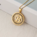 Collar de acero dorado con colgante redondo de cristales y letra B en diseño calado chic - Letra B