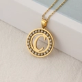 Elegante collar dorado con colgante redondo letra C y cristales brillantes - Letra C