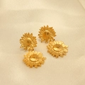 Dettaglio di orecchini a goccia girasole dorati su elegante tessuto di raso beige - Oro (EHF090)