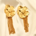 Dettaglio di grandi orecchini a fiore dorati con nappe metalliche su sfondo di seta - Oro (EHF136)