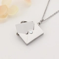 Collier médaillon enveloppe en acier argenté avec pendentif carte métallique amovible - Acier Lisse