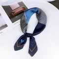 Elegante foulard in seta con motivo a cuore, strisce blu e bordo arancione - 70cm / Blu Cuore