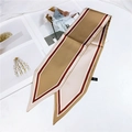 Detail van elegante zijden sjaal met punten in goudkleur gedrapeerd op een magazine - 86cm / Rand Khaki Beige