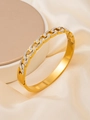 Detailopname van de gouden titanium stalen armband met glanzende kristallen schakels - Goud