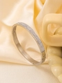 Détail du bracelet en acier inoxydable argenté avec trois rangées de zircons brillants - Or 18K / Argenté