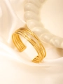 Detail eines goldenen Titanstahl-Armreifs mit glatten und gedrehten Seiltexturen - 18K Gold / Gold