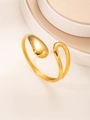 Makroaufnahme eines goldenen verstellbaren Tropfenrings mit poliertem Hochglanz-Finish - Fluid Wassertropfen Offener Armreif / Gold