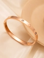 Nahaufnahme des 18k roségoldenen Armreifs mit Kleeblattmustern und Zirkonia-Steinen - Roségold