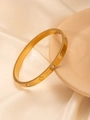 Detailansicht eines 18k vergoldeten Armreifs mit Kleeblatt-Design und runden Kristallen - Gold