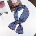 Foulard en soie bleue avec motifs cœurs roses et bordures dorées sur marbre blanc - Coeur Bleu