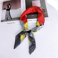 Sciarpa di seta con motivo geometrico color-block rosso e giallo su una rivista - Camouflage Geometrico Giallo Grigio