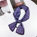 Foulard en soie violet foncé à motif cœurs gris noué de manière élégante - Coeur Violet