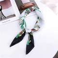 Elegante sciarpa in raso con contrasto bianco e nero e stampe di cavalli stravaganti - Unicorno Nero