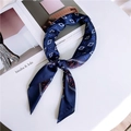 Elegante foulard in seta blu scuro con rombi bianchi e bordo a motivo etnico - Piccolo Rombo Blu Navy