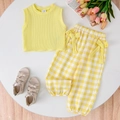Flachbild von Baby-Mädchen-Sommeroutfit mit gelber Rippweste und karierter Schleifenhose - 6-9M / Gelb