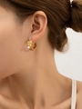 Detalle de pendiente en C chapado en oro 18k con textura de lava y perla en el modelo - Pendientes de Aro de Perlas con Textura de Lava Dorada (eh055)