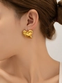 Primer plano de pendientes de corazón 3D bañados en oro de 18k usados por una modelo - Pendientes de Botón de Corazón en 3D Dorados (eh045)