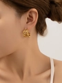 Vue détaillée des boucles d'oreilles C en titane doré avec placage 18k et texture lave - Boucles d'Oreilles Lave Irrégulières Brillantes Dorées (eh046)