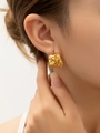 Détail des boucles d'oreilles en C plaquées or 18 carats avec texture lave irrégulière - Boucles d'Oreilles Texturées Minimalistes Plissées Dorées (eh066)