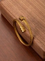 Nahaufnahme der vergoldeten gedrehten Edelstahl-Armspange mit gerillten Endkappen im Detail - Gold