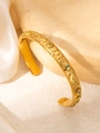 Detalle de brazalete dorado con relieves celestiales y gemas de colores incrustadas - Pulsera de puño / Dorado con strass multicolor