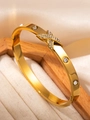 Dettaglio del bracciale in acciaio inossidabile placcato oro 18k con pavé di cristalli a X - Oro