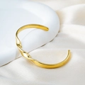 Eleganter 18 Karat vergoldeter Mobius-Armreif mit hochglanzpolierter minimalistischer Optik - Gold