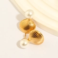Elegante goldene Muschelohrringe mit cremeweißen Perlen für einen maritimen Stil - Perlen Muschel Stil / Gold
