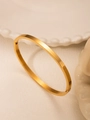 Dettaglio di un bracciale in acciaio inossidabile placcato oro 18k con finitura opaca - 6mm / Oro