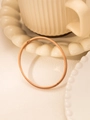 Dettaglio di un bracciale a cerchio lucido in oro rosa con chiusura a cerniera - 6mm / Oro rosa