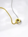Dettaglio macro di anelli intrecciati oro e argento su una collana a catena bicolore - Oro Gradiente (Giunzione Oro e Argento)