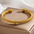 Bracciale rigido a corda dorato con motivo X in cristallo e punte a coste - Oro
