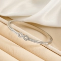 Brazalete infinito de plata pulida con circonitas cúbicas en exhibidor de lujo - Color Acero Infinito