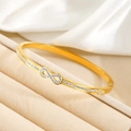 Lujosa pulsera infinito bañada en oro de 18k con circonitas en una caja de joyería - Dorado Infinito