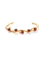 Dettaglio del bracciale in acciaio inossidabile dorato 18k con pietre rosse - Rosso